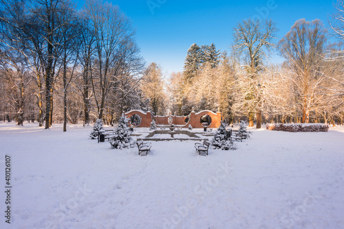 Bramy Księżycowe w Parku Dworskim w Iłowej w zimowej scenerii. © boguslavus