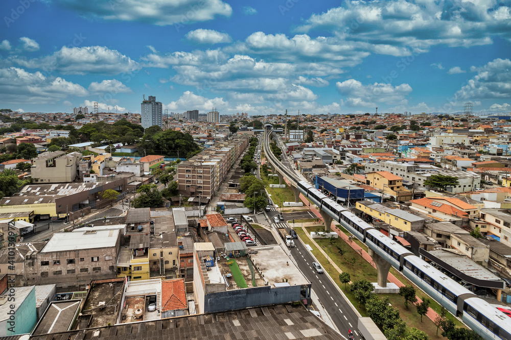 Foto aerea da cidade de São Paulo, mostrando a nova estação de trem e o trem passando
