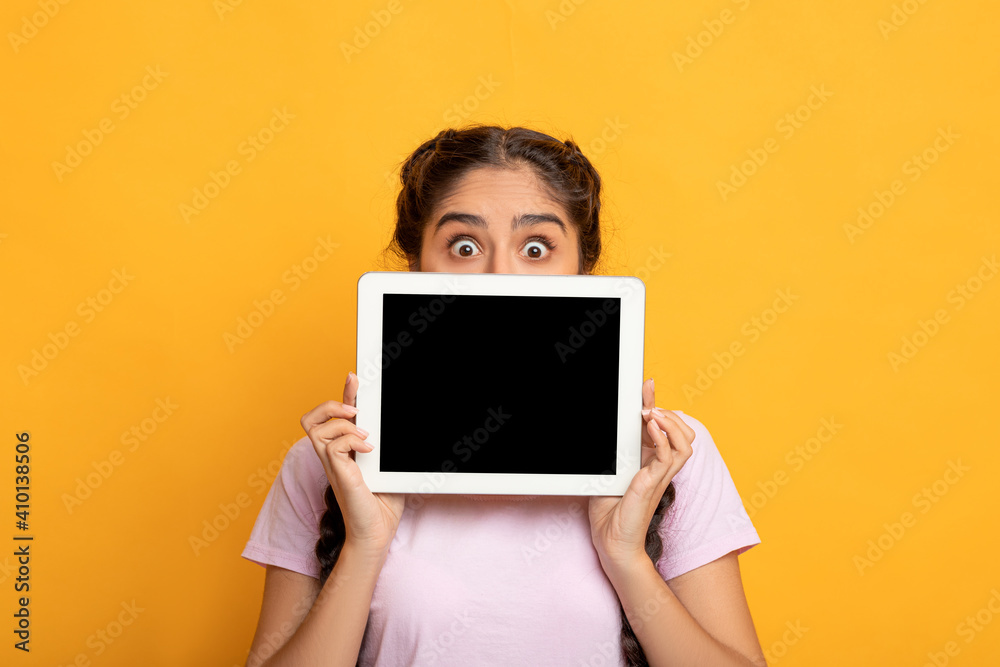 Surprised Indian woman showing blank tablet screen - obrazy, fototapety, plakaty 
