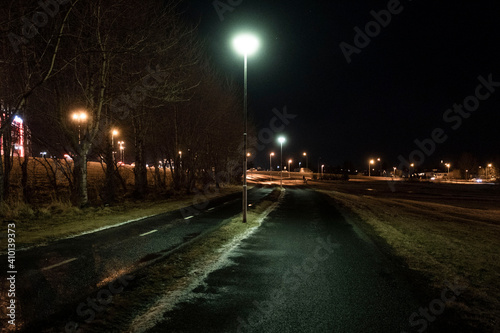 Ein sp  rich beleuchteter Fu  weg und Radweg am fr  hen Morgen in Reykjavik