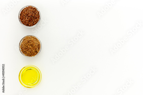 Flaxseed or flaxseed seeds, accompanied by oil (Linum usitatissimum)