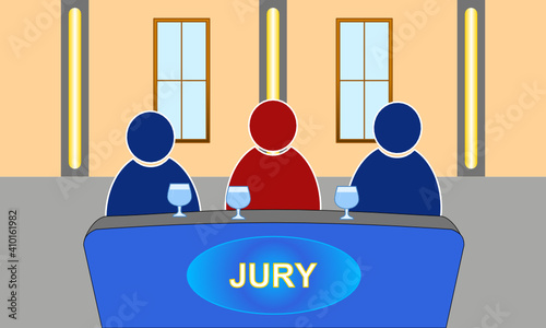 Drei Juroren hinter einem Jurypult in einem Raum mit Fenstern und Beleuchtung
