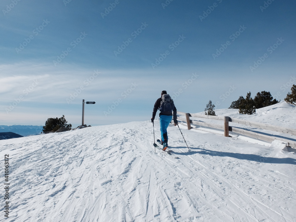 skieurs de randonnée en hors piste dans la neige car station de ski fermée crise du covid