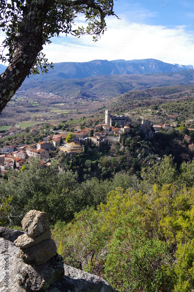 Village médiéval de Eus dans les Pyrénées orientales catalane en  sud de France