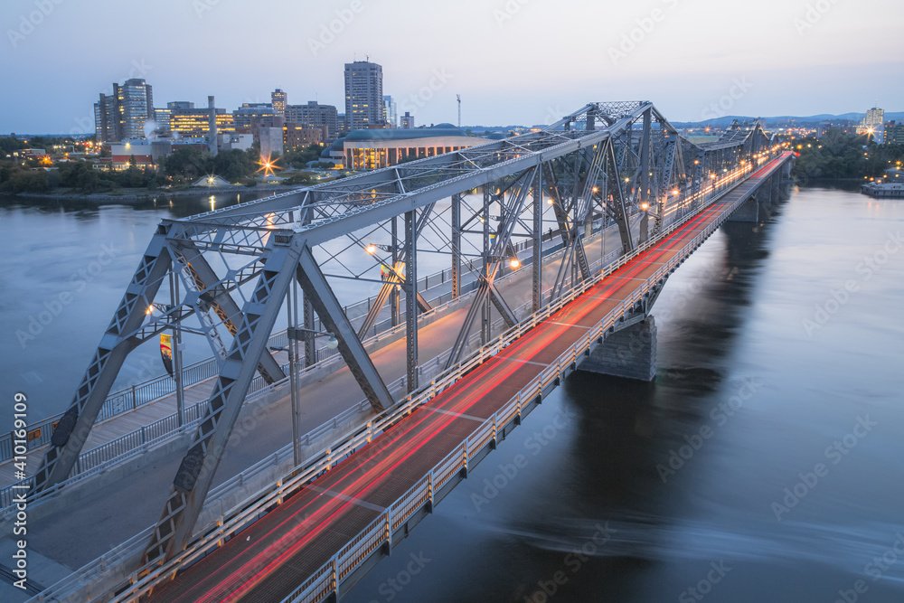 Fototapeta premium Evening view from above of the landmark Alexandra Bridge which links two Canadian provinces Ottawa, Ontario to Hull, Quebec.