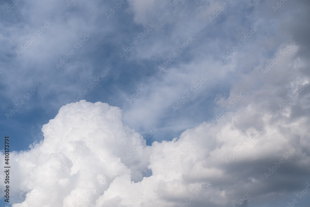 Obraz premium Summer blue sky with large white clouds.