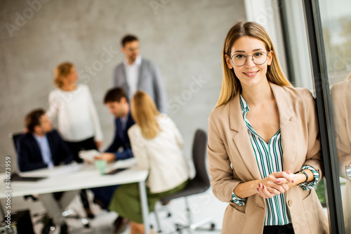 Young business woman standi...