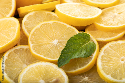 sliced lemons with peppermint leaf 