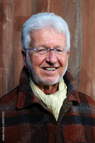 Ritratto di uomo anziano con gli occhiali