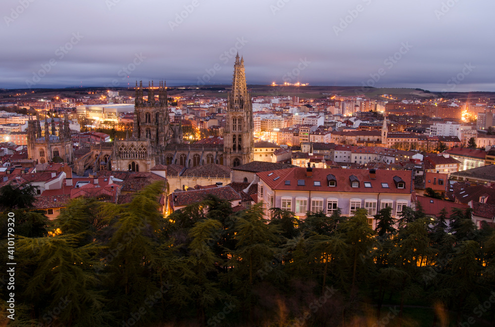 Vista da catedral e cidade de Burgos ao anoitecer
