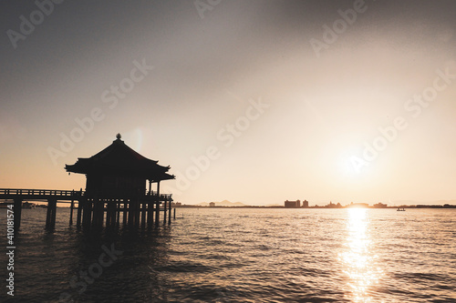 【滋賀】浮御堂 琵琶湖の日の出 © Japatabix