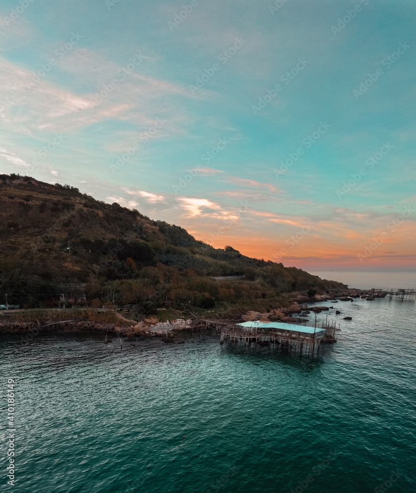 Trabocco rocciosa vista dall'alto presso Fossacesia Marina (San Vito Chietino) al tramonto