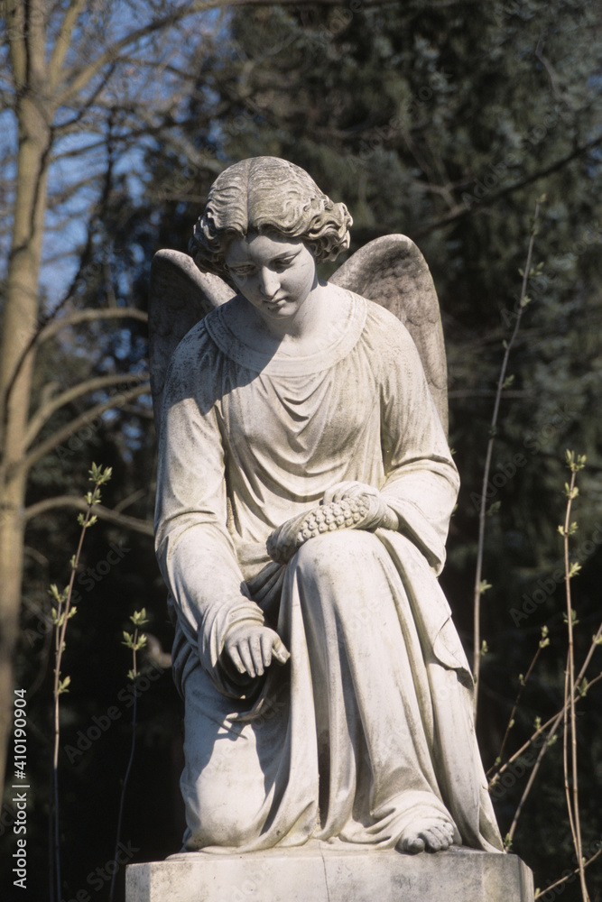 Steinerne Engelsfigur auf einem Grabstein Steinerne Engelsfigur auf einem Grabstein