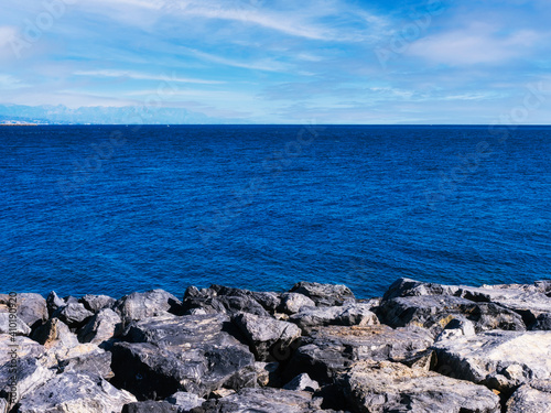 Dique de rocas frente al mar