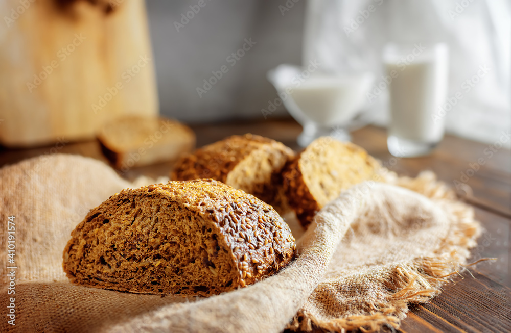 Fototapeta premium grain bread on the table. dairy products