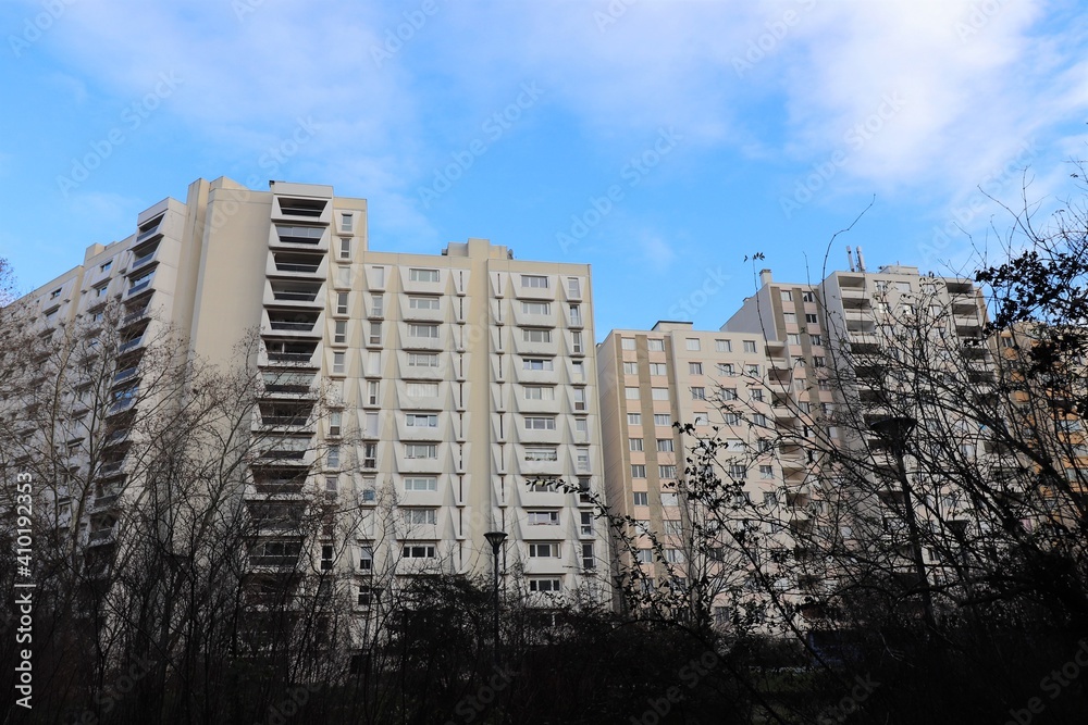 Grand immeuble d'habitation des années 1960 et 1970 dans le quartier du — free download