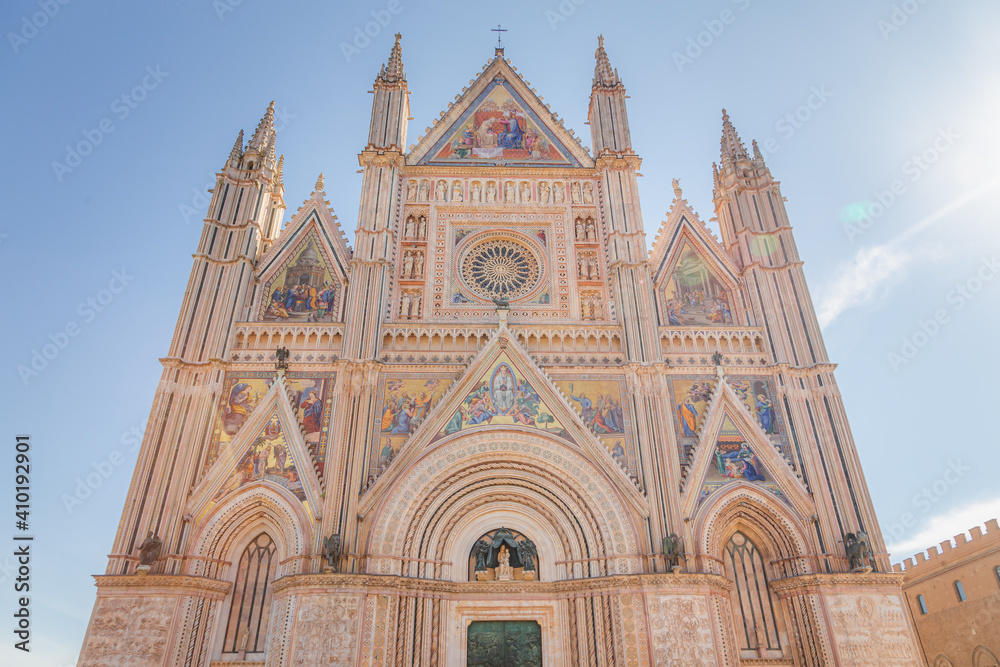 The spectacular 14th century facade of the Roman Catholic Duomo di Orvieto in the hilltop Umbrian town of Orvieto, Italy