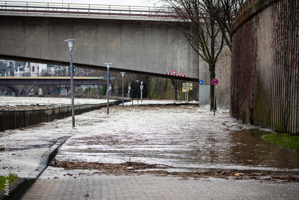 Überflutete Straße bei Hochwasser