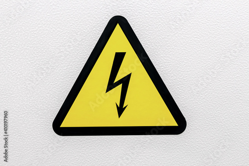 Canvas Print Yellow sigh danger electric shock with lightning in triangle on a metal door