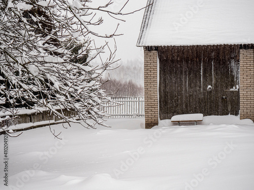 Zimowe wiejskie obejście ze stodołą