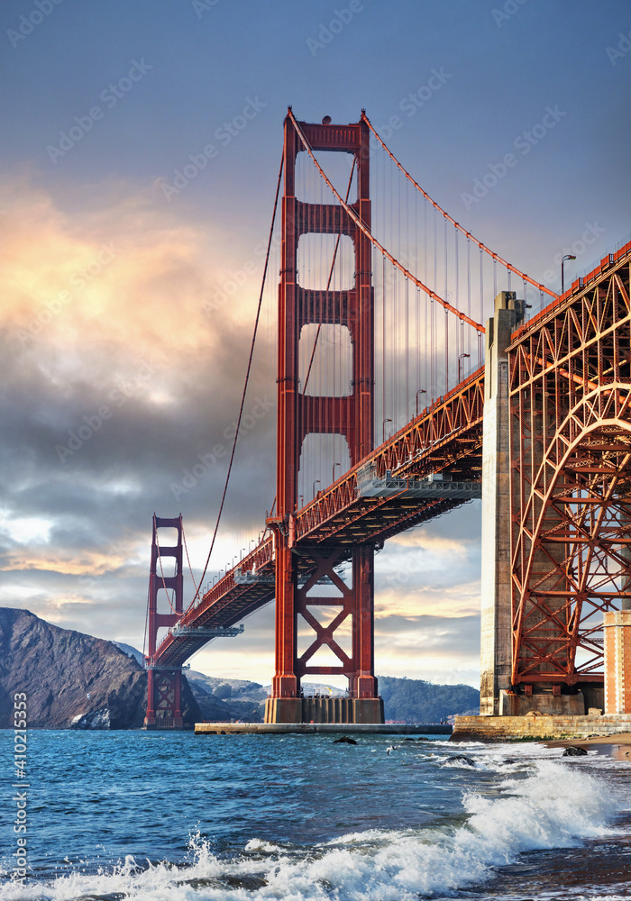 The Golden Gate Bridge in San Francisco is the most famous attraction visited by tourists from all over the world. - obrazy, fototapety, plakaty 