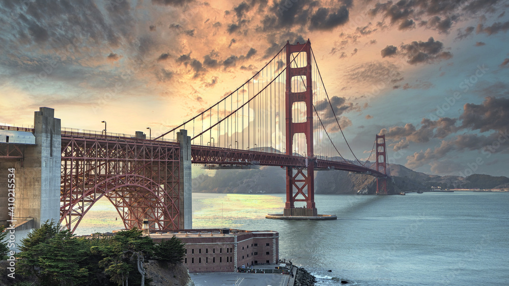 Obraz premium The Golden Gate Bridge in San Francisco is the most famous attraction visited by tourists from all over the world.