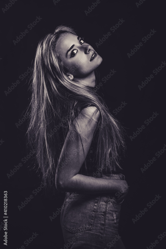 Sesión de moda en estudio con modelo femenina Sesión de moda en estudio con modelo femenina