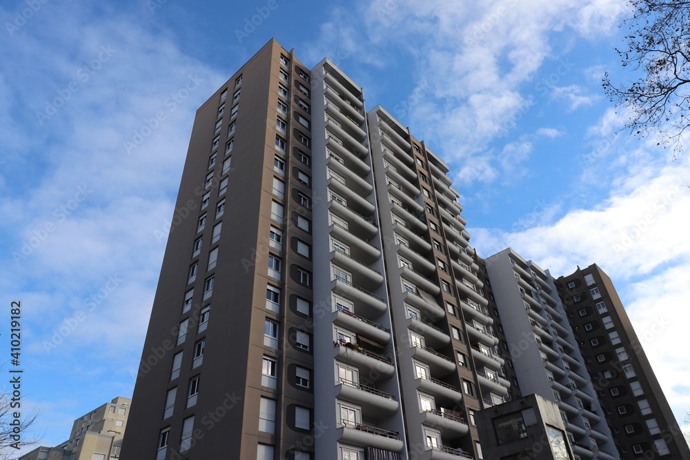 Immeuble d'habitation construit dans les années 1980 dans le quartier du Tonkin, ville de Villeurbanne, département du Rhône, France Immeuble d'habitation construit dans les années 1980 dans le quartier du Tonkin, ville de Villeurbanne, département du Rhône, France