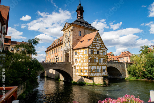 Blick auf die Schleuse 100 Ludwig-Donau-Main-Kanal in Augsburg im Sommer