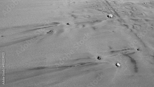 Fotografía abstracta del rastro de la corriente sobre pequeñas rocas en la playa