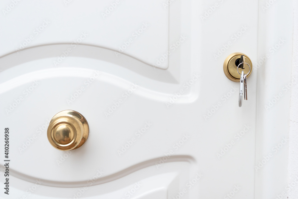 Puerta de vivienda con llaves, inmobiliaria, comprar casa, vender piso, prestamo Puerta de vivienda con llaves, inmobiliaria, comprar casa, vender piso, prestamo