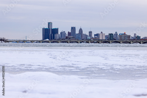 View from Belle Isle Park over frozen Detroit River, downtown Detroit and the Ambassador Bridge as connection to Windsor in Canada.  © Thomas Leikam