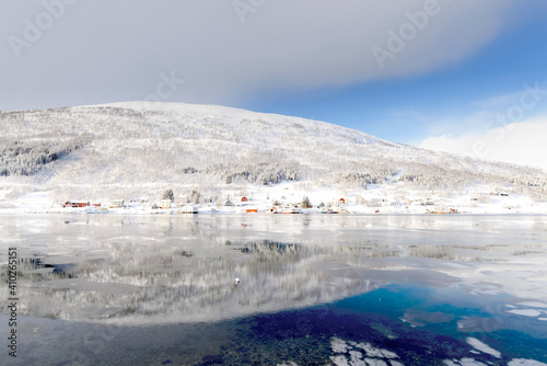 Simetria : Paisaje de fiordos noruegos en invierno en la provincia de Tromso, Nordland, Noruega