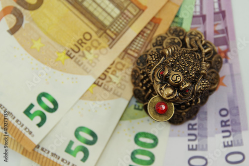 Konstfotografi Chinese Feng shui frog sitting on euro banknotes