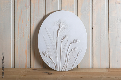 Obraz na płótnie Stylish living room interior with botanical bas-relief wildflowers for wall art
