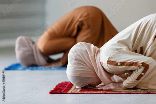 Foto Two Muslim women in beautiful hijab dress praying together