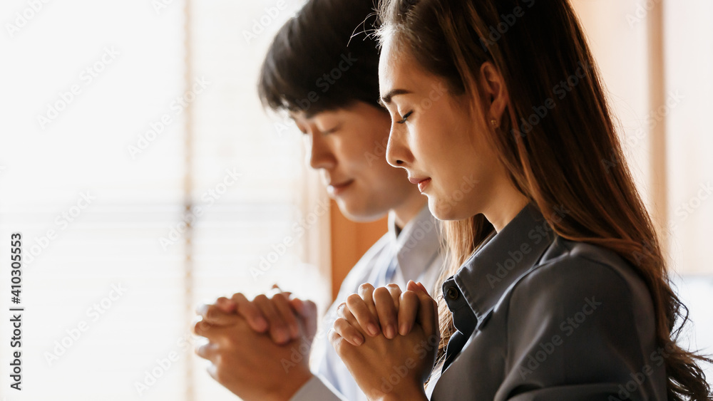 Asian women and men are doing dua to remembering the teachings of Jesus And confess your sins before God. It's faith and respect According to the beliefs of Christ's religion. Concept faith believe. Asian women and men are doing dua to remembering the teachings of Jesus And confess your sins before God. It's faith and respect According to the beliefs of Christ's religion. Concept faith believe.