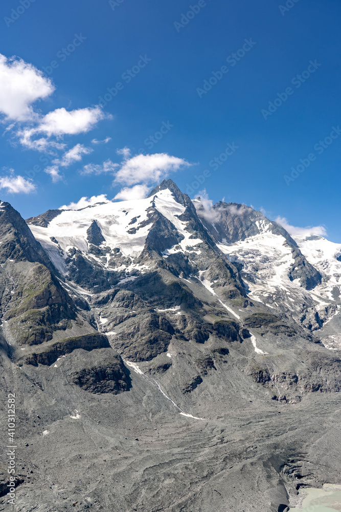 Obraz premium Snowy Grossglockner summit with Pasterze glacier from view point of kaiser-franz-josefs-hoehe in Austria