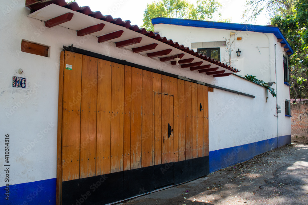 Clasisc Hispanic house in narrow street from Mexico City Clasisc Hispanic house in narrow street from Mexico City