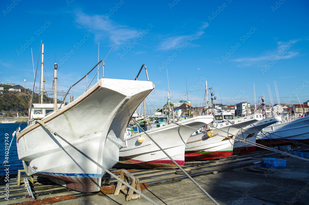 小型漁船が並ぶ伊豆稲取港