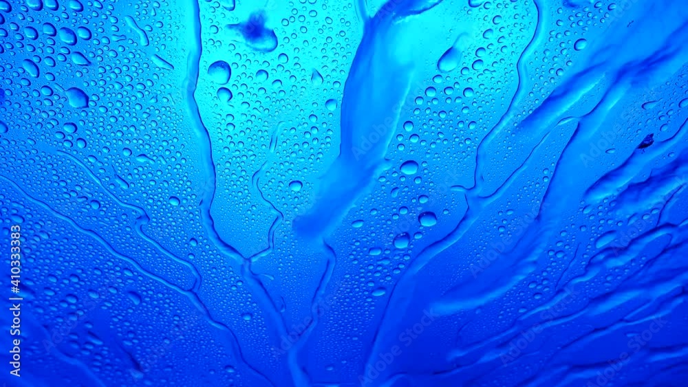 Cleaning a car in an automatic car wash tunnel