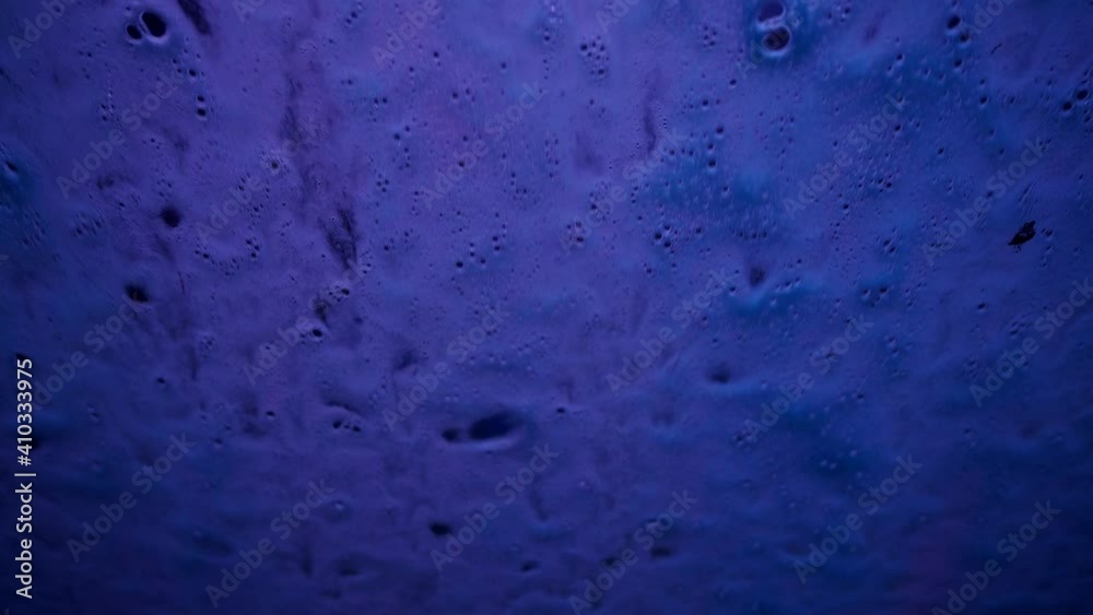 Cleaning a car in an automatic car wash tunnel