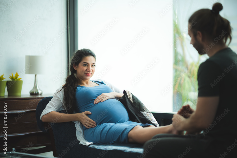 Obraz premium pregnant woman hug with her husband couple at home, family person pregnancy motherhood concept, love and Valentine's Day celebrating with family at home
