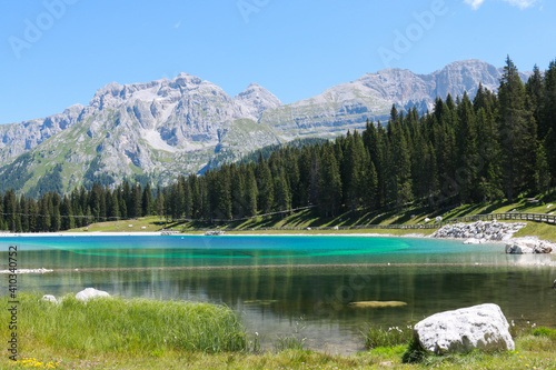 Fototapeta Naklejka Na Ścianę i Meble -  Bellissimo panorama delle montagne dal sentiero del lago Montagnoli in Trentino, viaggi e paesaggi in Italia