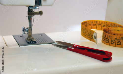 Máquina de coser, cortahilos y cintra métrica photo