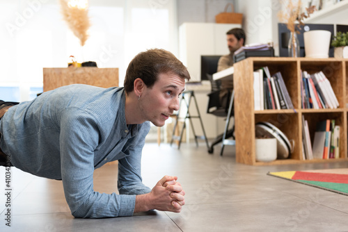 Foto Handsome man having a break to work out in the office