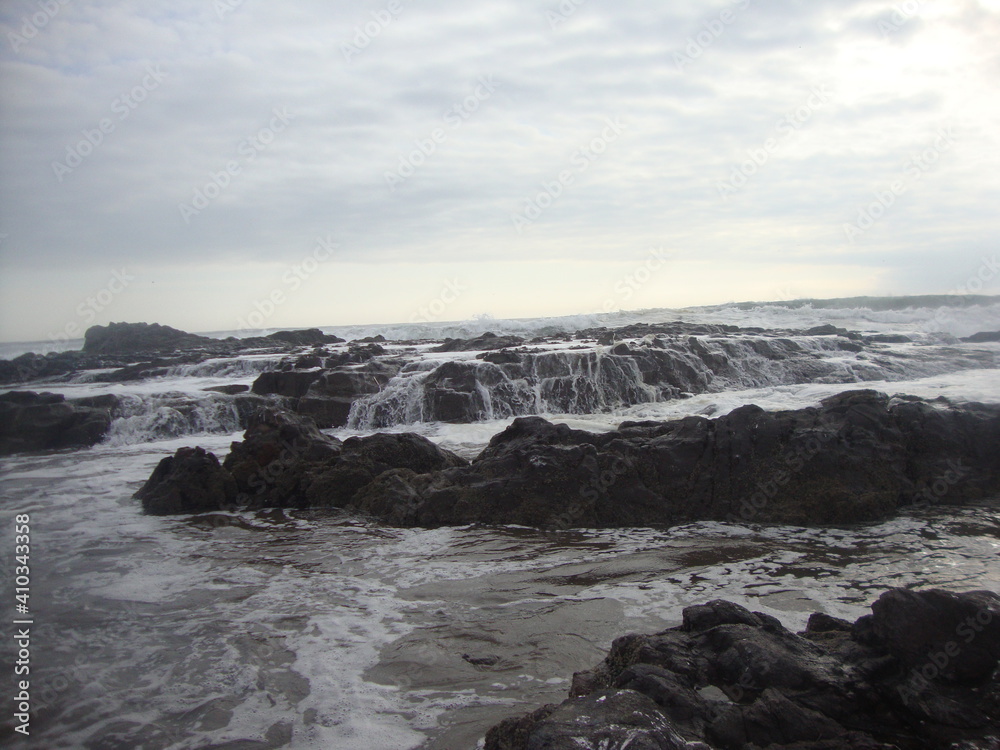 Fototapeta premium waves crashing on rocks