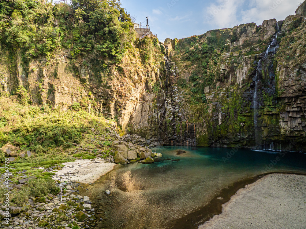 Obraz premium 雄川の滝展望所から雄川の滝を望む