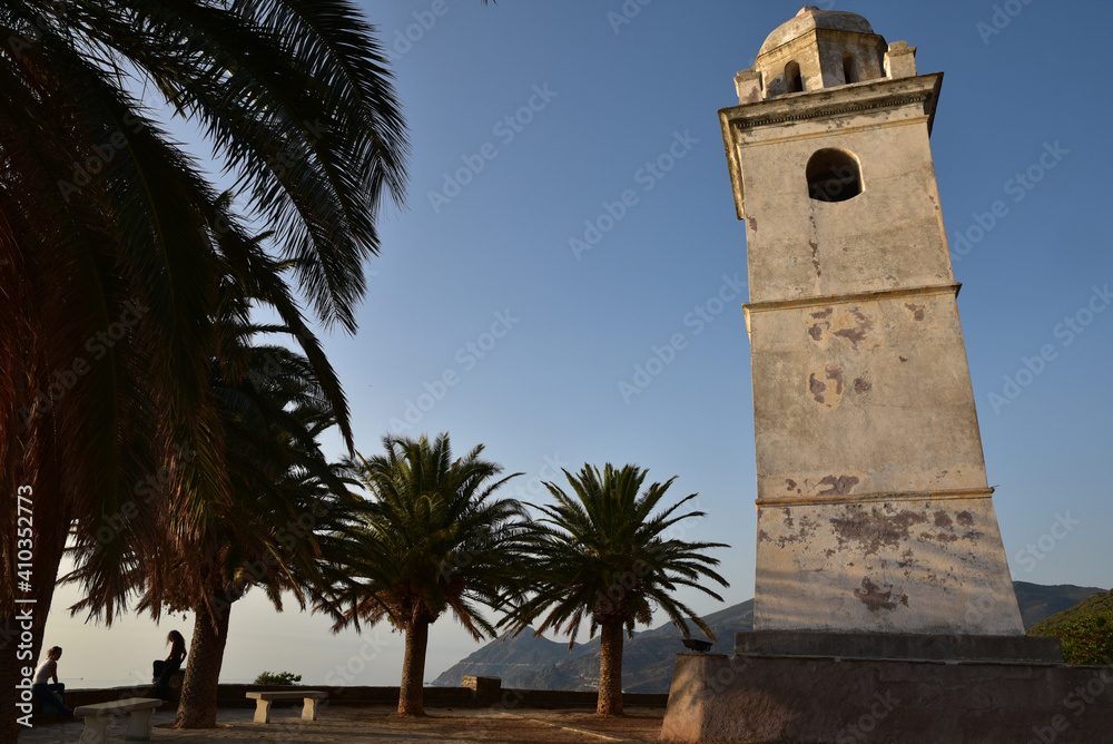 Terrasse aux palmiers à Canari en Corse