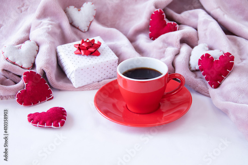 赤いコーヒーカップのコーヒーとたくさんのハートのデザイン（ピンクのボアの背景）
